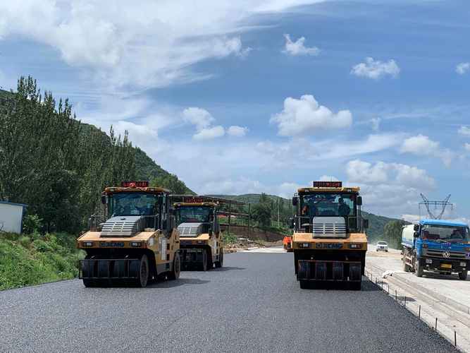 路面攤鋪壓實與路橋附屬工程勞務分包 高速公路質量的雙重保障